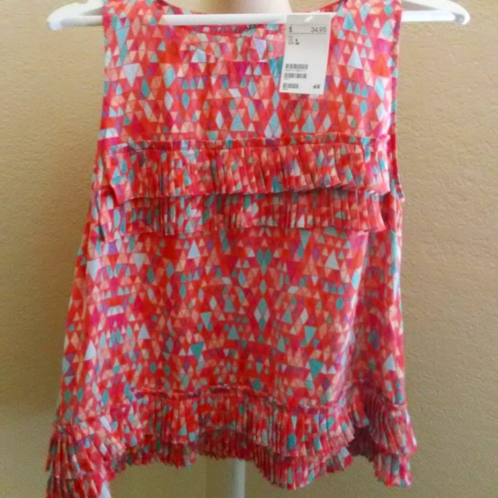 NWT  H&M coral geo kaleidoscope ruffle top